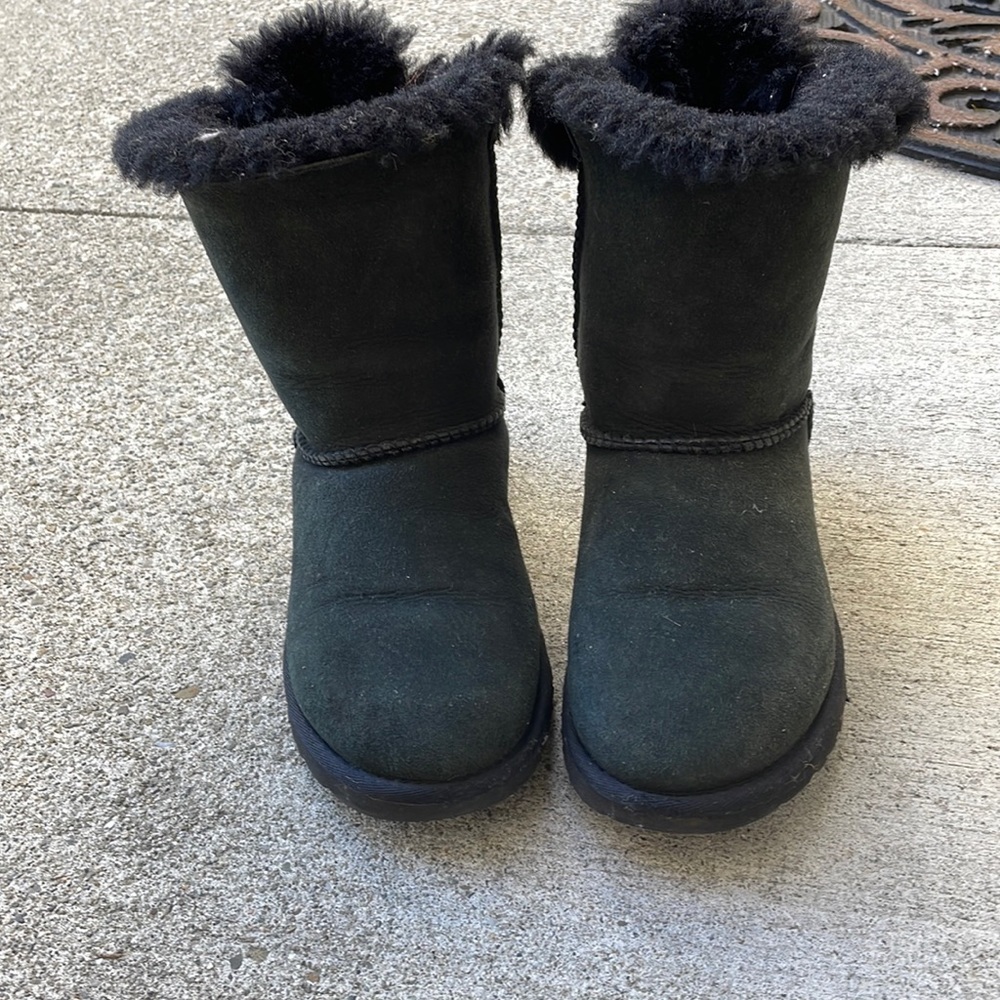Black uggs with bows on back.